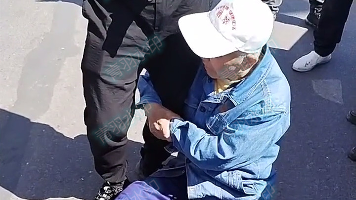 先拿两百！黑龙江一大爷抱住司机大腿死死不松手，网友：他是碰瓷！