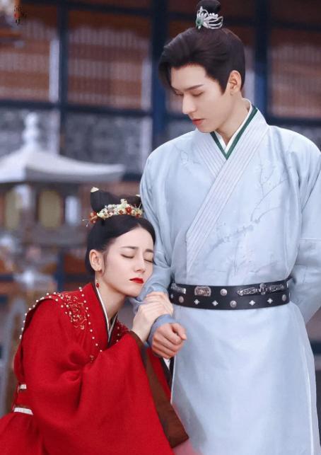 迪丽热巴|《安乐传》未播火花四溅!龚俊粉丝狂批迪丽热巴不专业