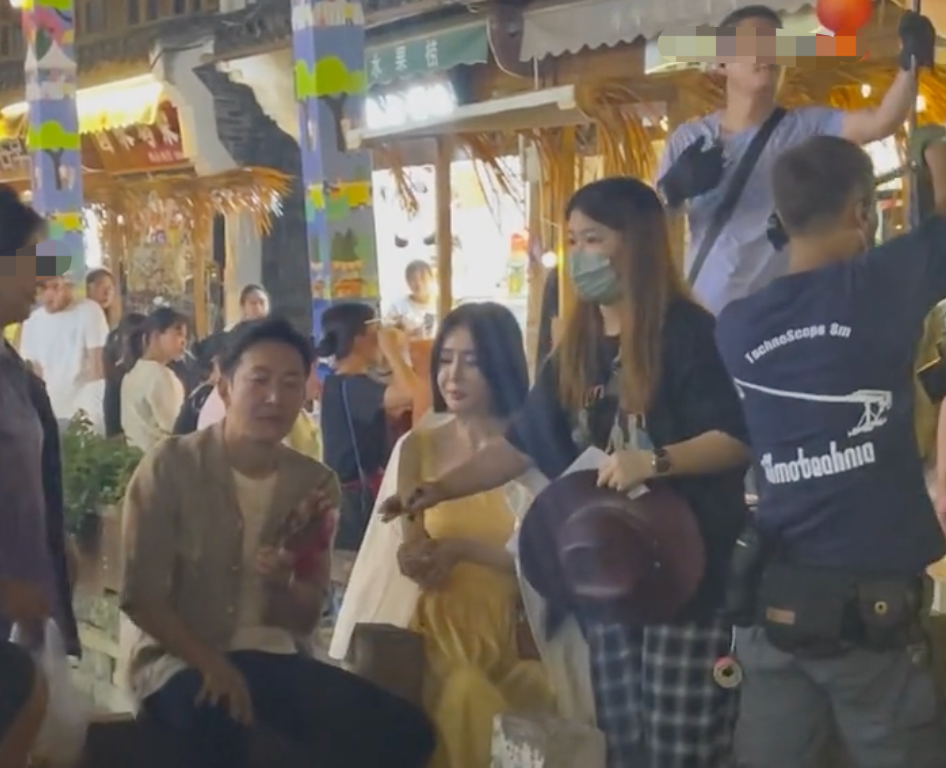 秦岚|秦岚王阳现身街头撸串，女方穿吊带裙打扮清凉，男方贴心守身旁