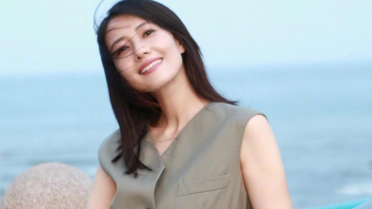 马甲|高圆圆越看越漂亮，无袖马甲配黑色长裤，长发披肩柔美知性