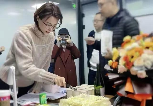 蛋白质 48岁董卿素颜像换个人！短发配长裙鱼尾纹太抢镜，开心聊天接地气