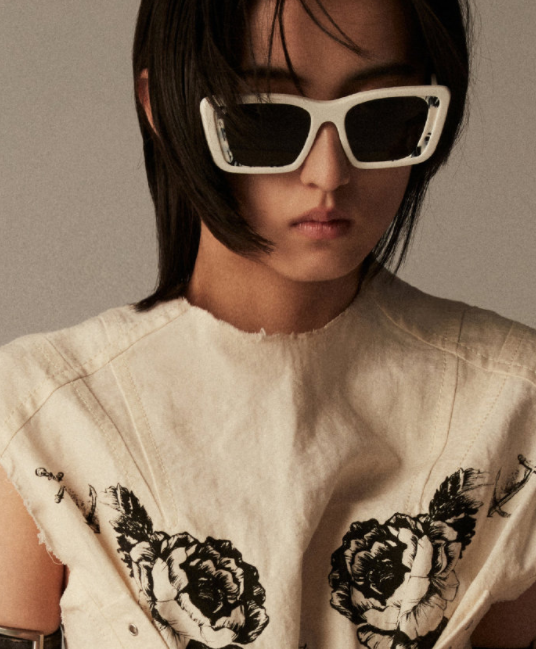 张子枫|张子枫腹肌好绝，新代言视频：一起谱绘未来，拥抱别样年华