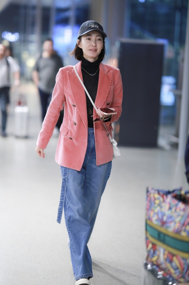 江南征|王丽坤也是一个标致美人，年纪大了穿粉色却不违和，相反更温柔了