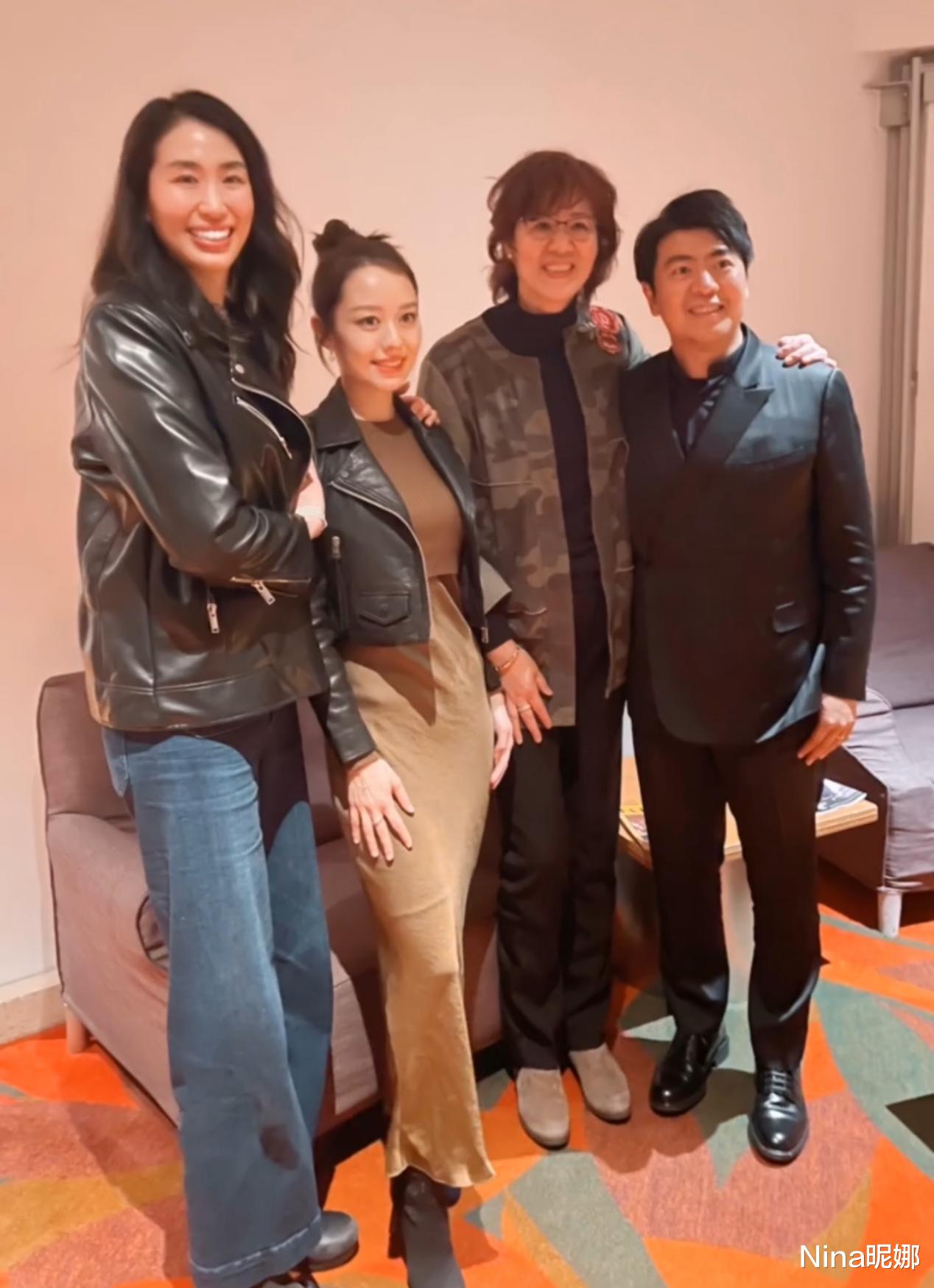 穿衣搭配 郎平新发型堪比“整容”,穿夹克烫羊毛卷现身变萌妹,形象大变样