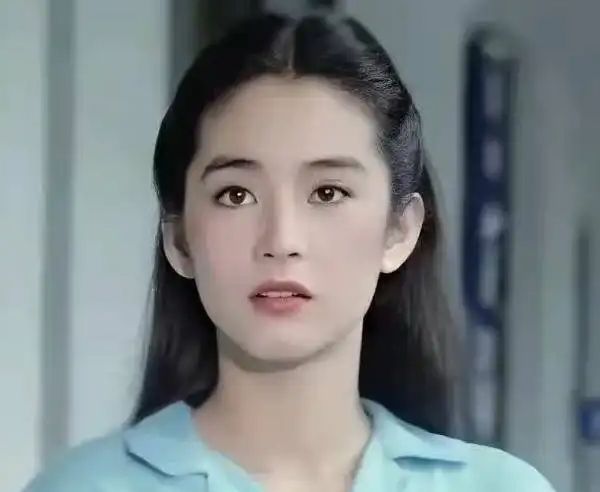 温碧霞|55岁温碧霞穿粉色短裙走秀,网友评论走出骨质疏松感和穿出廉价感