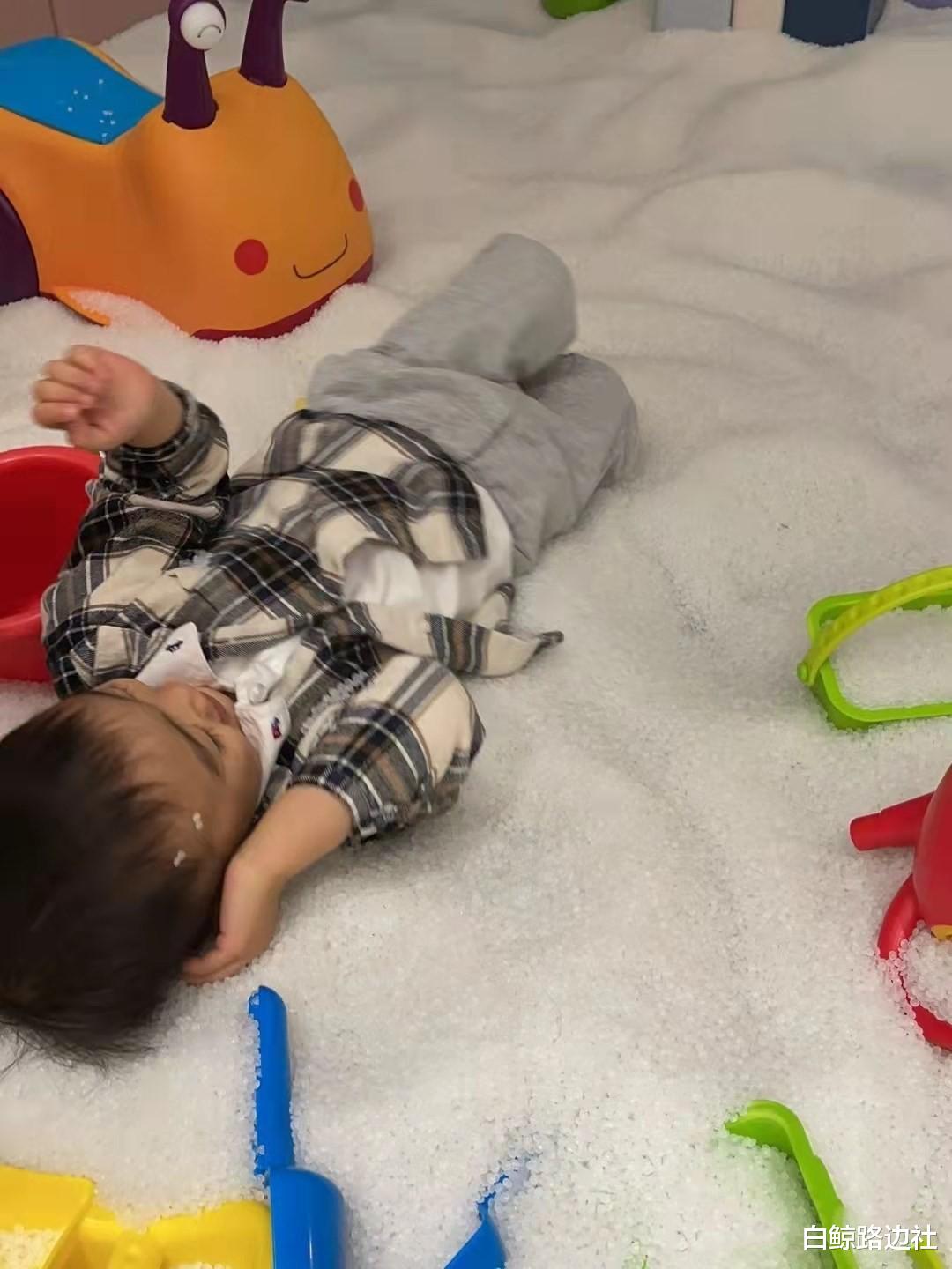 奚梦瑶|奚梦瑶晒高难度瑜伽照！双腿绷直靠墙倒立，产后三月恢复辣妈身材