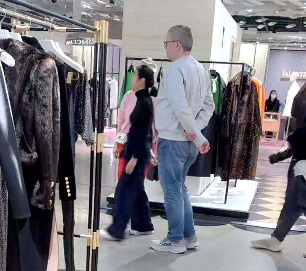 林青霞|68岁林青霞素颜逛街,与外国男友人关系亲密引猜测,两人数次被拍