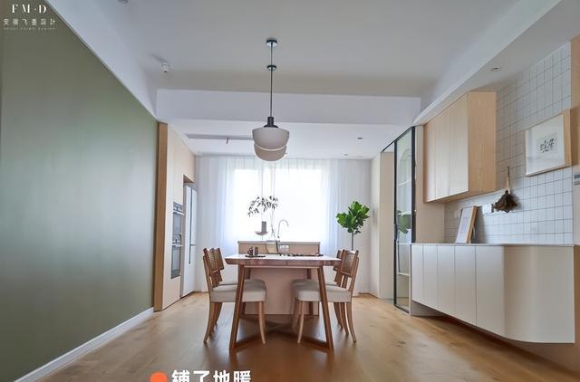 餐厅终于布置完毕,酒柜一门2用,亲戚朋友来参观,感觉倍有面子