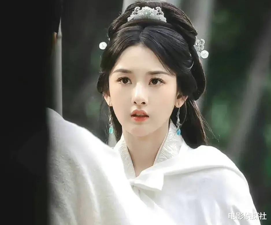 李雪琴|《折腰》路透:李雪琴给宋祖儿演丫鬟,身形壮实,满脸露着不开心