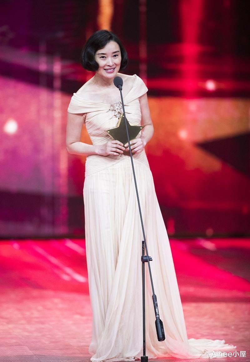 吴越美得温柔淡雅，V领连体裤同框马伊琍袁泉，看着气质一点不输