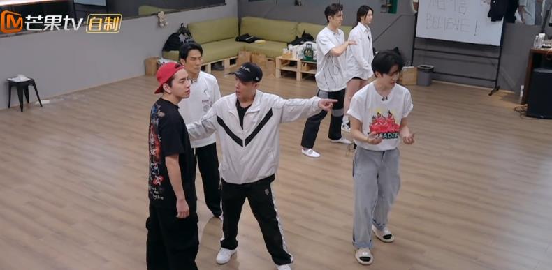 李承铉|《披荆斩棘》李承铉有事离开，陈小春“最佳队长”的觉悟注入灵魂