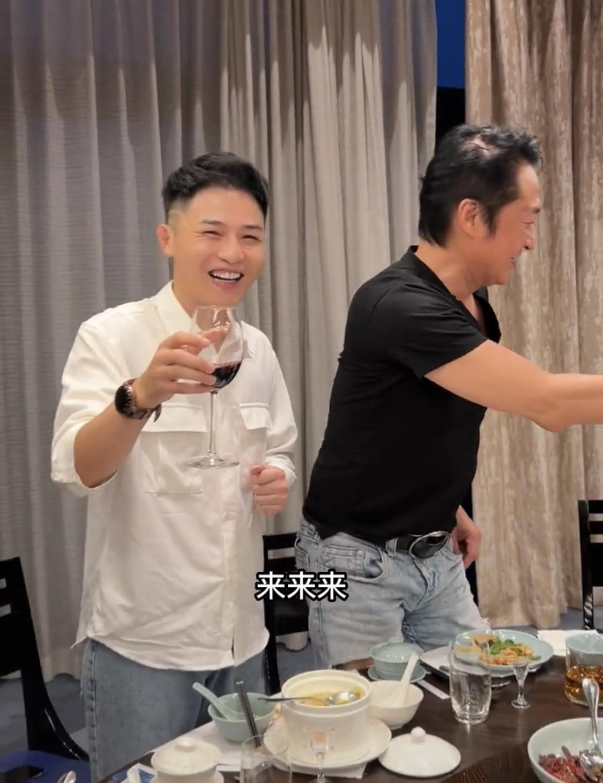 |60岁知名台星湖南捞金！自降身价与网红同桌，吃湘菜辣到面红