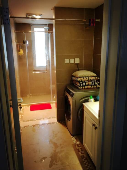 老公坚持把电视墙贴文化砖，我骂他脑子进水，完工后发现我错了！