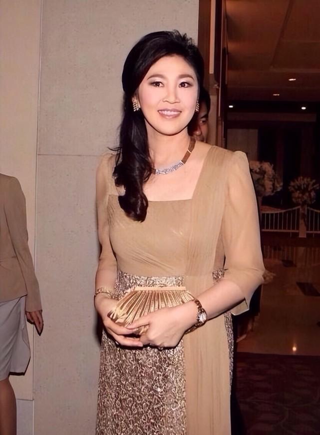 穿衣搭配 泰国前首相英拉越老越美，穿套装干练大气，中年阿姨也好有魅力