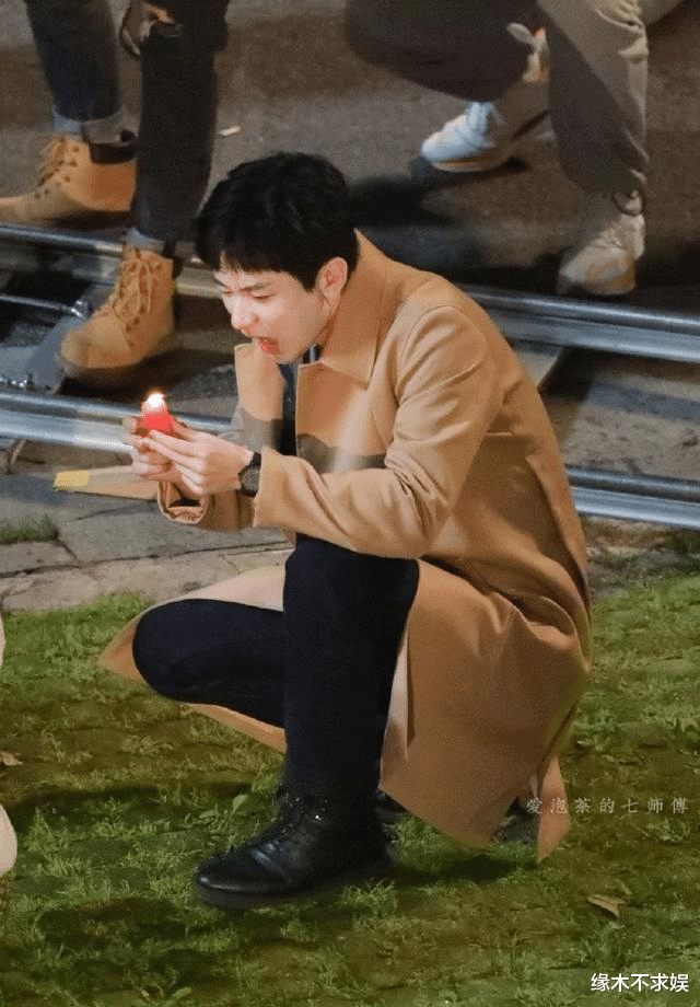 成毅|31岁成毅《底线》路透，新剧挑战新发型，风格不同帅气依旧