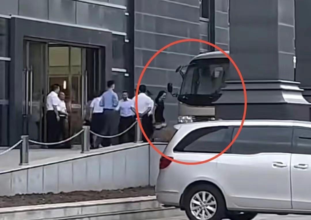 孟晚舟|孟晚舟现身名校太隆重，穿2千元娃娃裙像小姑娘，众领导齐迎接