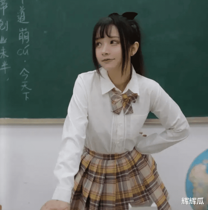 教室|高职女生晒教室自拍照, 遭家长非议: 这就是不让孩子上职校原因