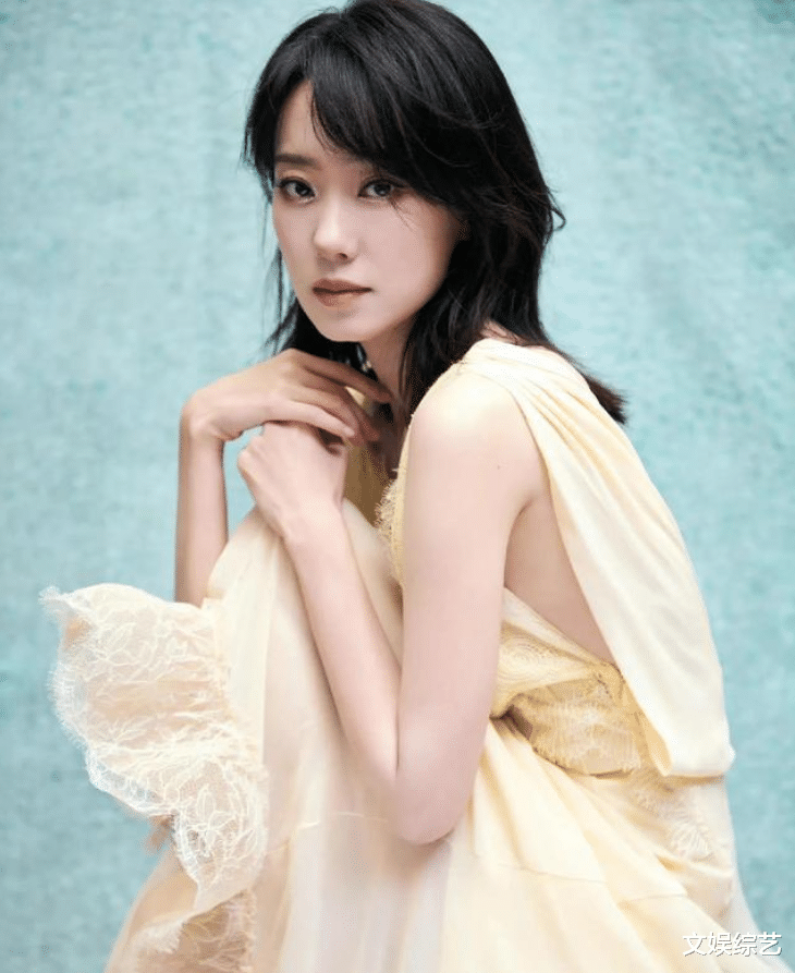 倪妮|倪妮穿绿色透视装参加金鸡奖,大秀曼妙的身姿,像极了一场时尚秀