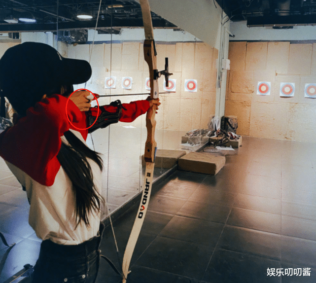 杨幂|36岁杨幂射箭近照曝光，四肢纤细瘦出骨感，私服翻车身材五五分