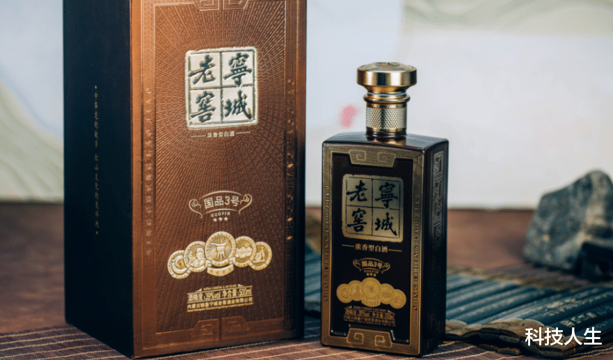 辽宁66岁大爷,大方晒家中酒库,内行人:这大爷不一般