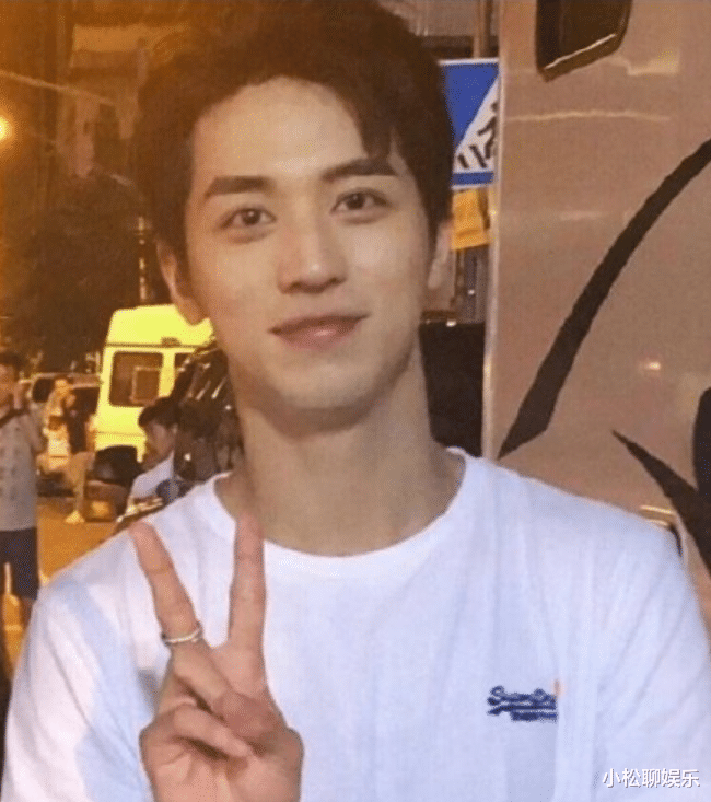 许魏洲|许魏洲晒结婚证，和圈外女友结婚，公开时间充满爱意