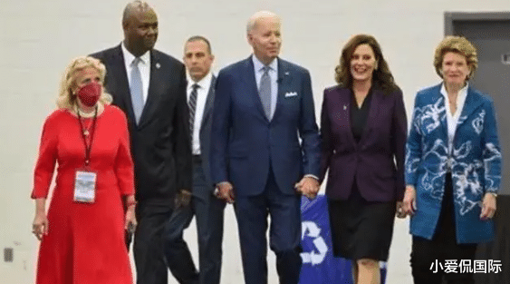 马克龙|牌面十足，马克龙妻子被拜登搂腰贴面，尹锡悦妻子只能主动去挽手