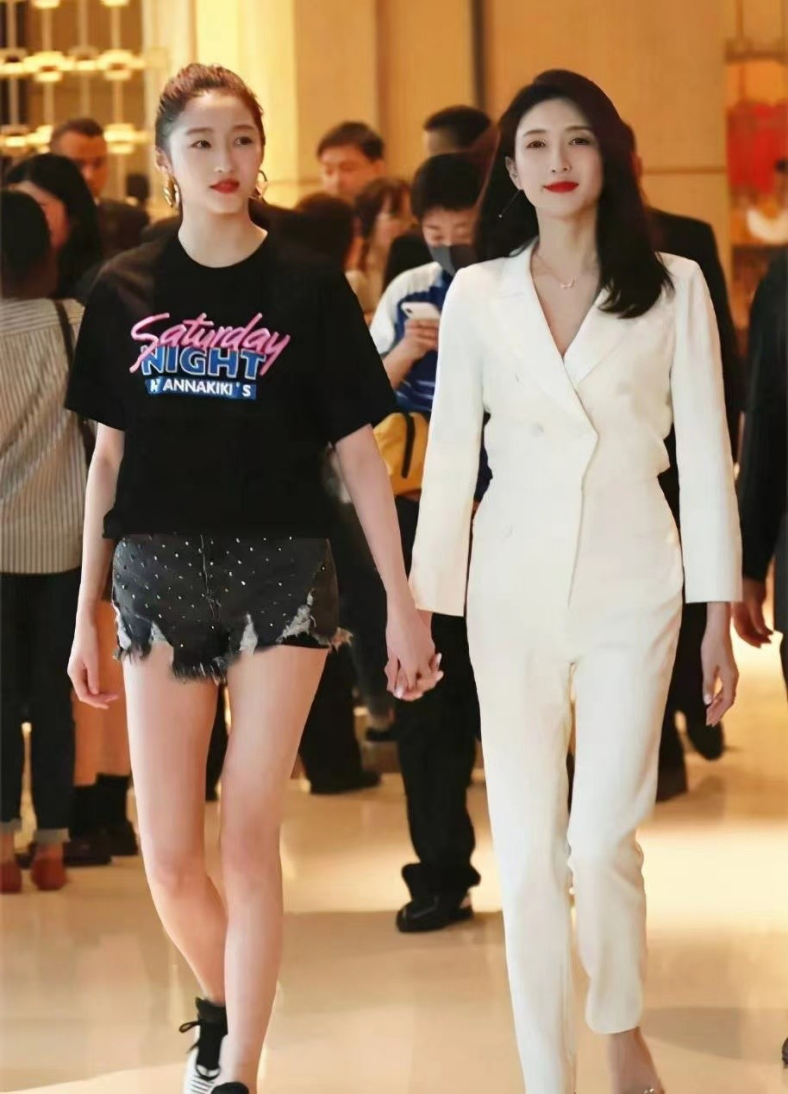 关晓彤|关晓彤和江疏影合影，穿超短裤显露身材优势