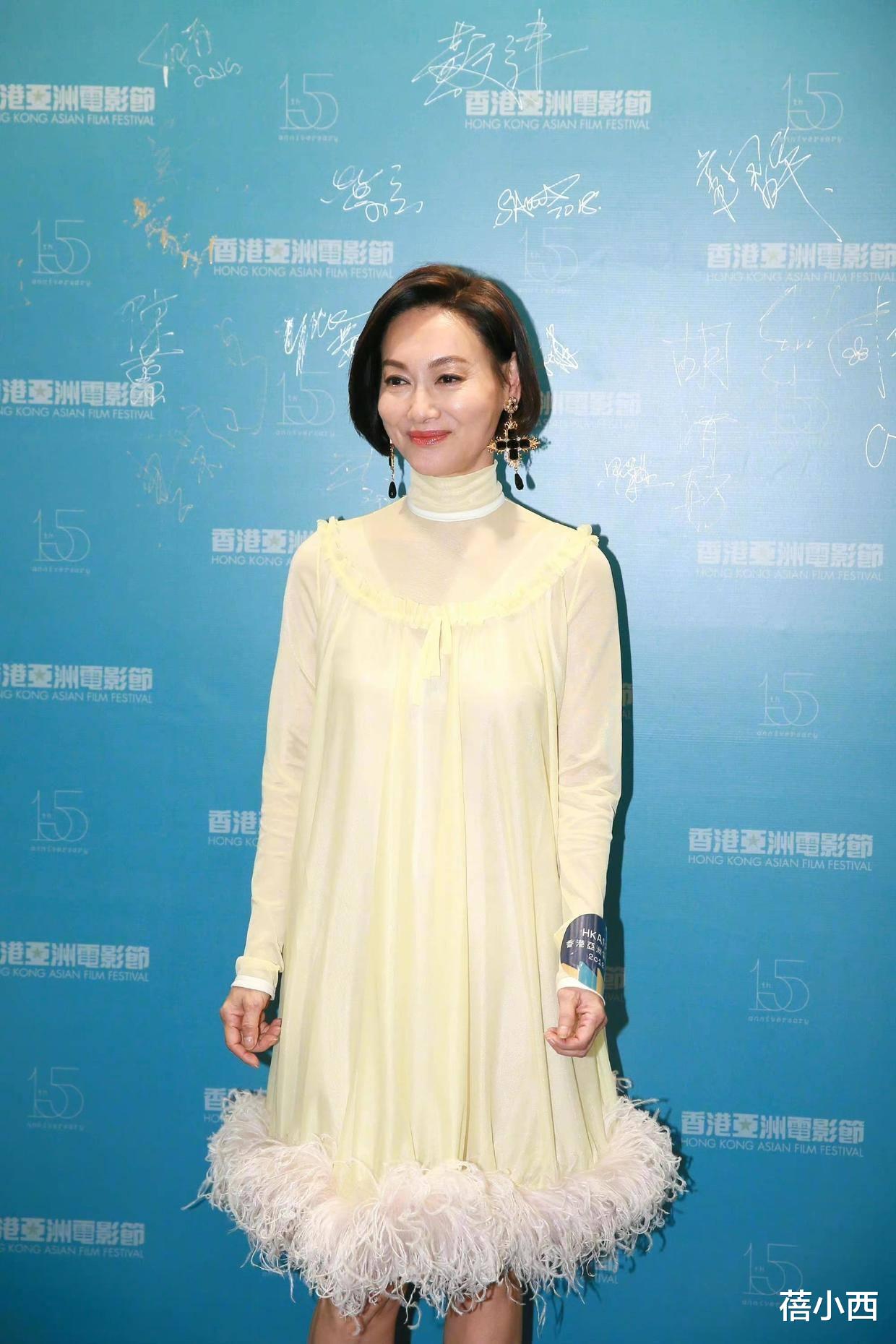 短发 惠英红太会保养了，穿蓝色连衣裙配波波头短发，完全看不出62岁