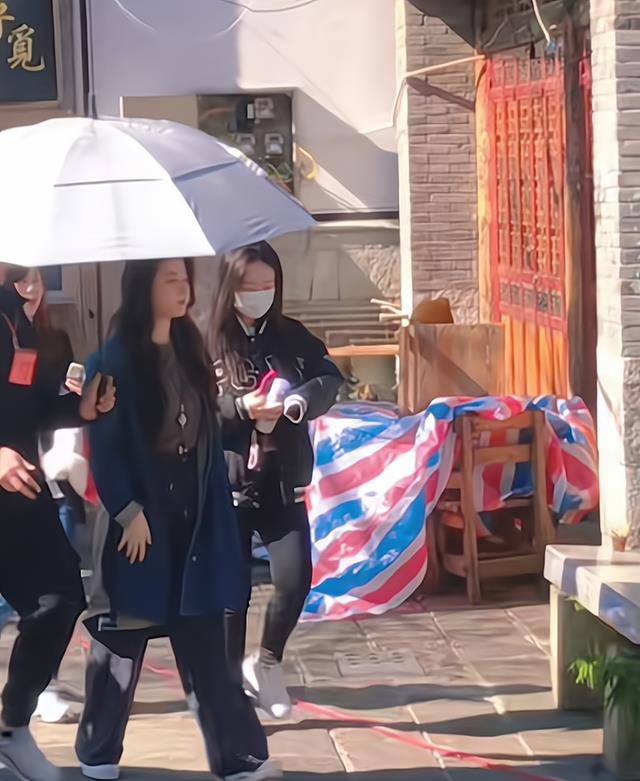 刘诗诗|颜值界两大美女出没大理，刘诗诗十分随性，刘亦菲一照难求