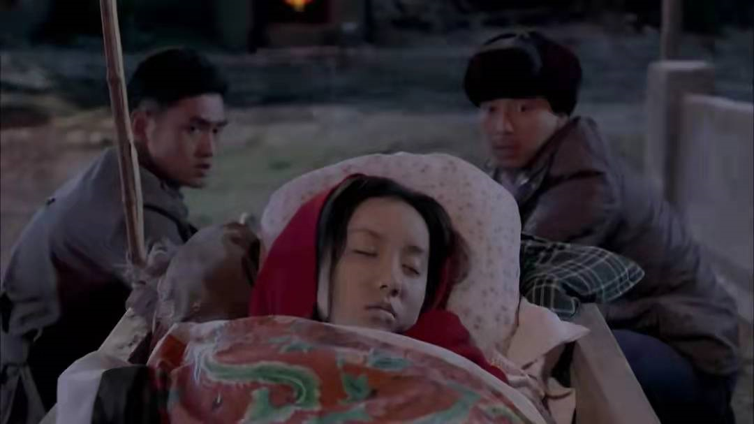 平凡的世界|《平凡的世界》“因吃两白馍挨少安打”的秀莲：请读懂，这个女人婚姻中的苦与甜