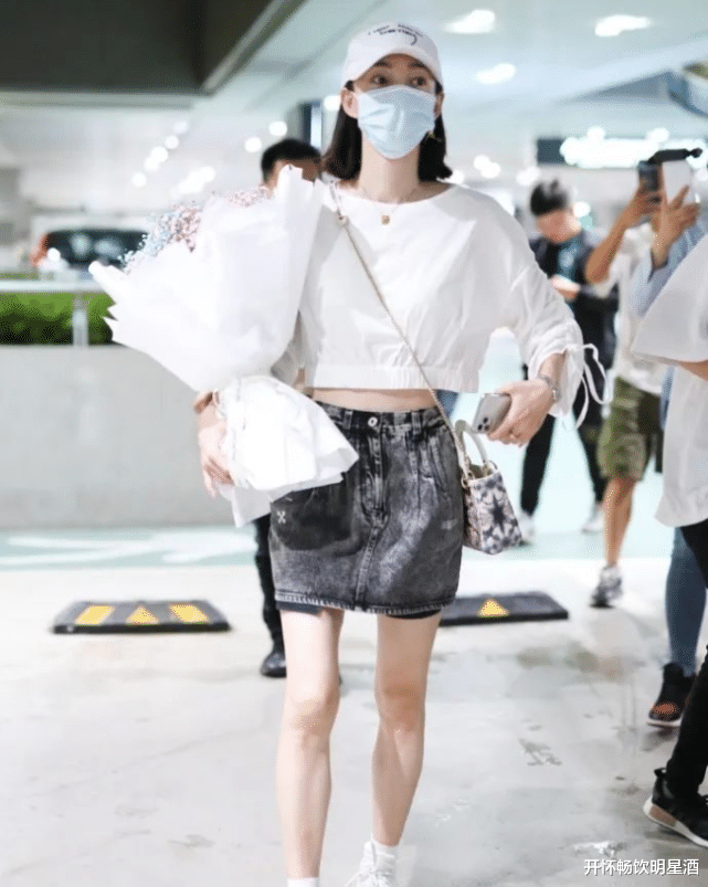 秦岚|“啃猪蹄”的6厘米牛仔裤，秦岚女神的大妈形象，网友：太胖了！