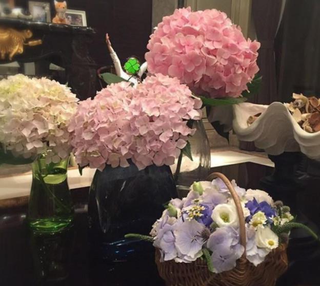 雷佳音晒出自己的家,装修豪华能媲美宫殿,唯独在家穿得太随意