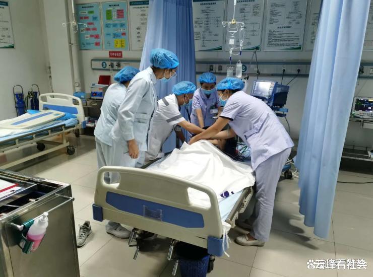 老人乘坐网约车中途猝死,司机狂奔送医,最后被家属告上法院!