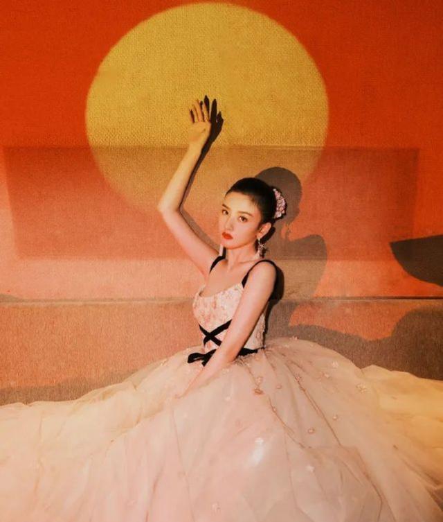 关晓彤|ELLE盛典:关晓彤精修前后差别大,唐嫣发型糟糕,秦海璐大秀身材