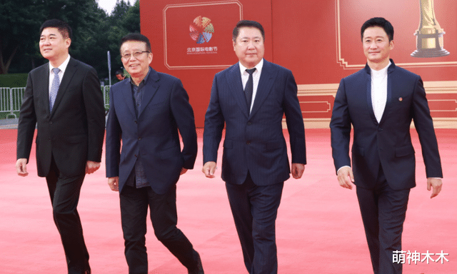 陈都灵|北影节红毯名场面:陈都灵脱妆被李一桐艳压,时代少年团抢麦出圈