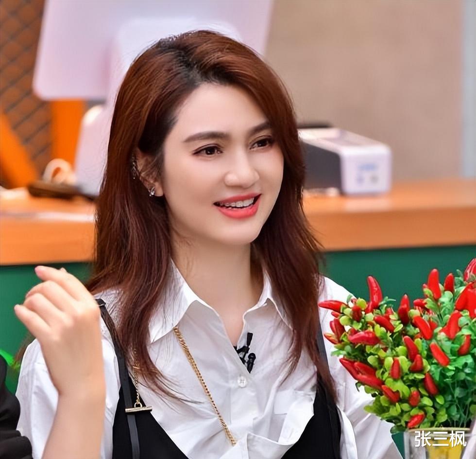 洪欣|51岁洪欣县城街头商演，原相机下状态良好，网友夸赞接地气