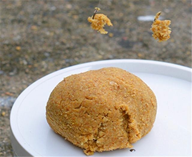 |秋季钓鱼就得这样打窝,聚鱼留鱼效果特棒