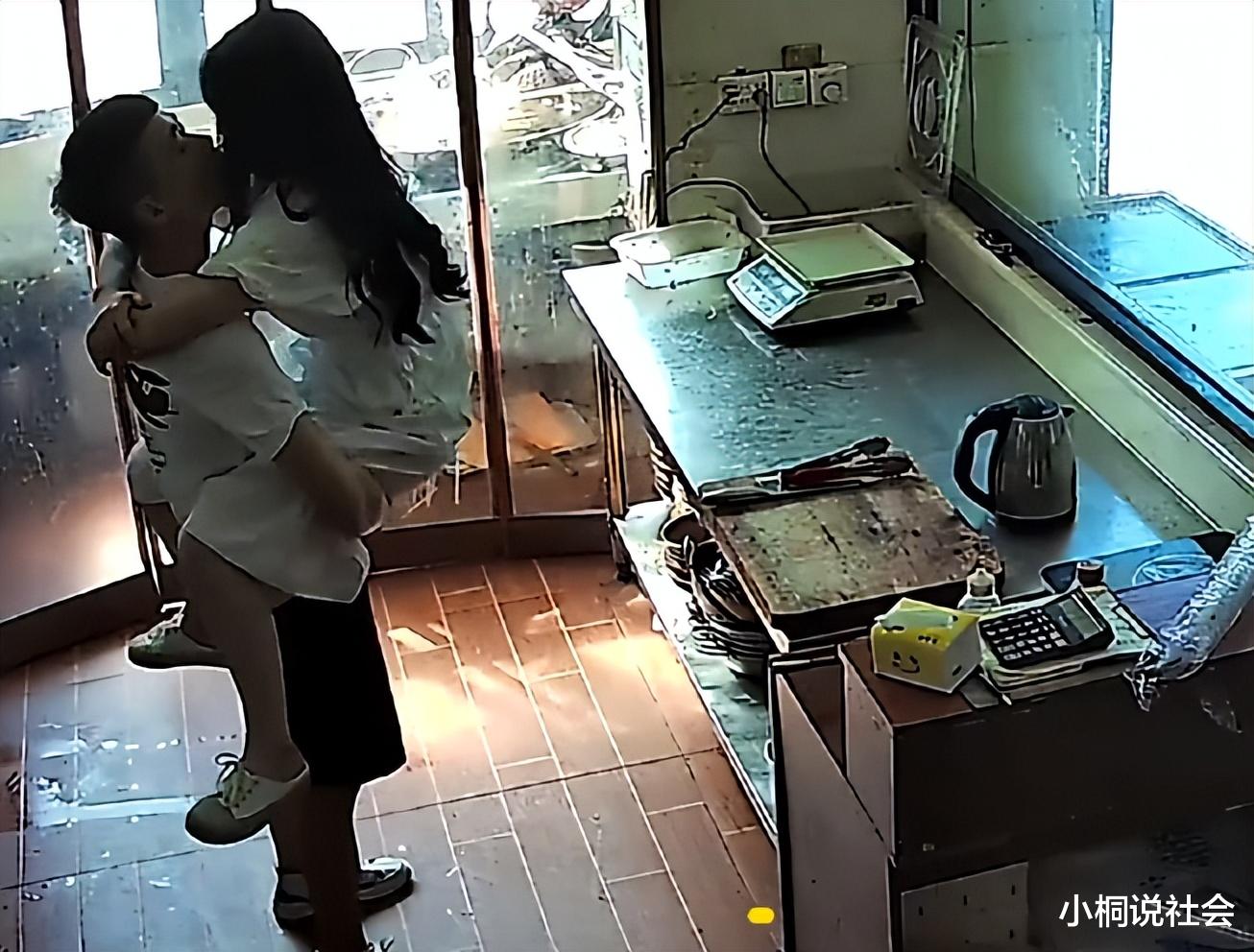安徽一男子洗手时,妻子撒娇求抱抱,下一幕让人隔着屏幕都感觉甜