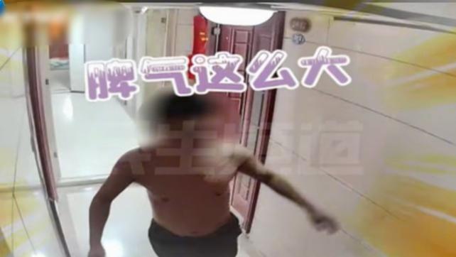 男子家正在装修，邻居嫌吵飞来一脚踹门，堵锁眼、踹锁、摔摄像头都做了