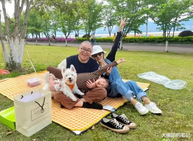 郝劭文|郝劭文携二婚妻子春游,一家三口其乐融融,看来彼此都没选错人