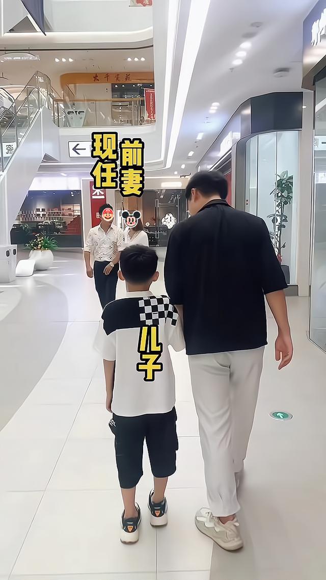 女子和男友逛街时看到前夫和孩子，想复合被拒绝：我怕会有下一次