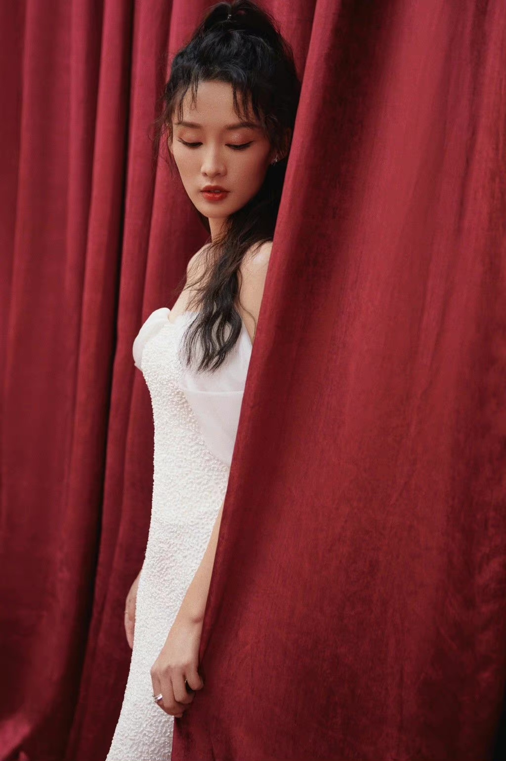 李沁|李沁白色抹胸长裙大片