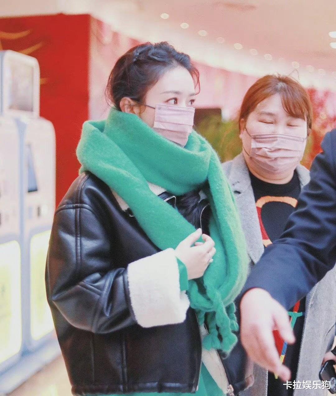 赵丽颖|赵丽颖现身春晚彩排现场,绿色大围巾保暖舒适,颖火虫们太热情