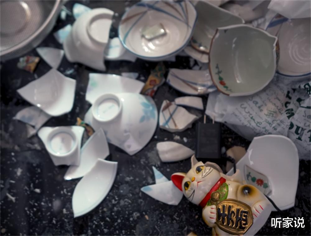 他在日本7.4级地震后,清理小公寓,锅碗瓢盆碎了一地,一片狼藉