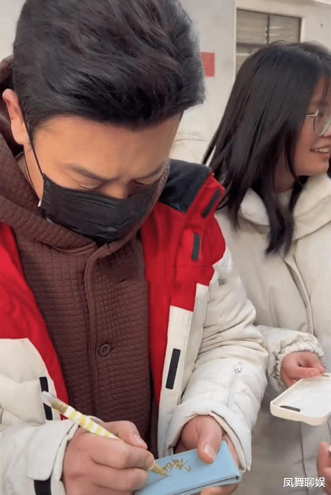 张颂文|46岁张颂文回家过节遭围堵！年轻女粉尖叫求签名