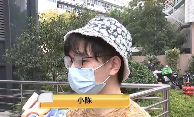 小伙吃小吃发现蟑螂,要求店家赔偿,老板却质疑他是敲诈!