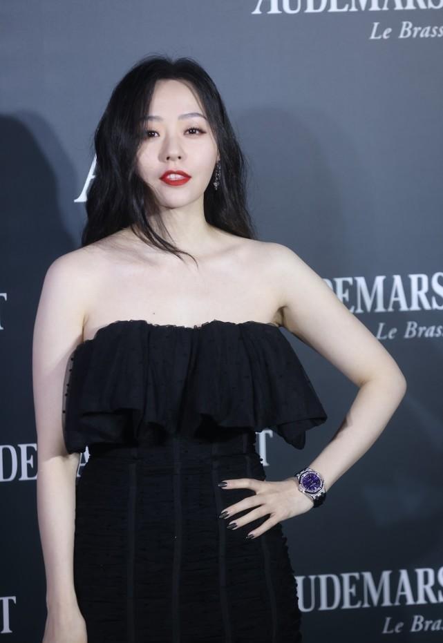 张靓颖|张靓颖是白出了一个新色号吗，穿着简单的黑裙子，就像合影杀手