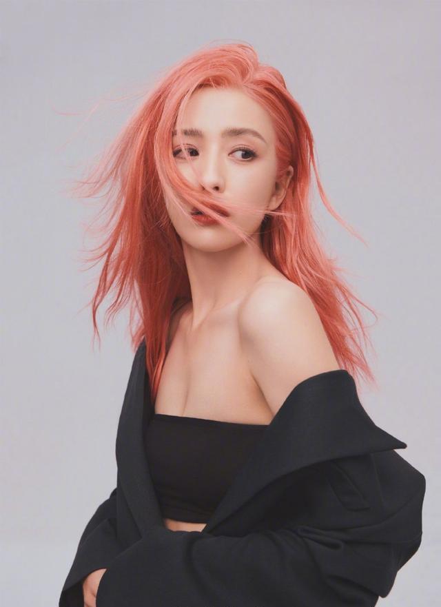 秦岚|佟丽娅的颜真的又一次让我惊艳，粉色头发狠狠辣到我了