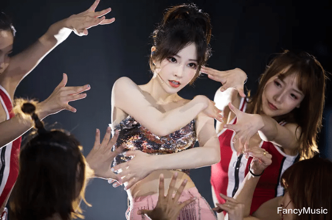 冯提莫|“主播鼻祖”冯提莫，从爆红到无人问津，她经历了什么？