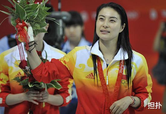 梁锦松|不顾奶奶反对，嫁给了百亿富豪，如今女儿才19岁丈夫却已经70岁